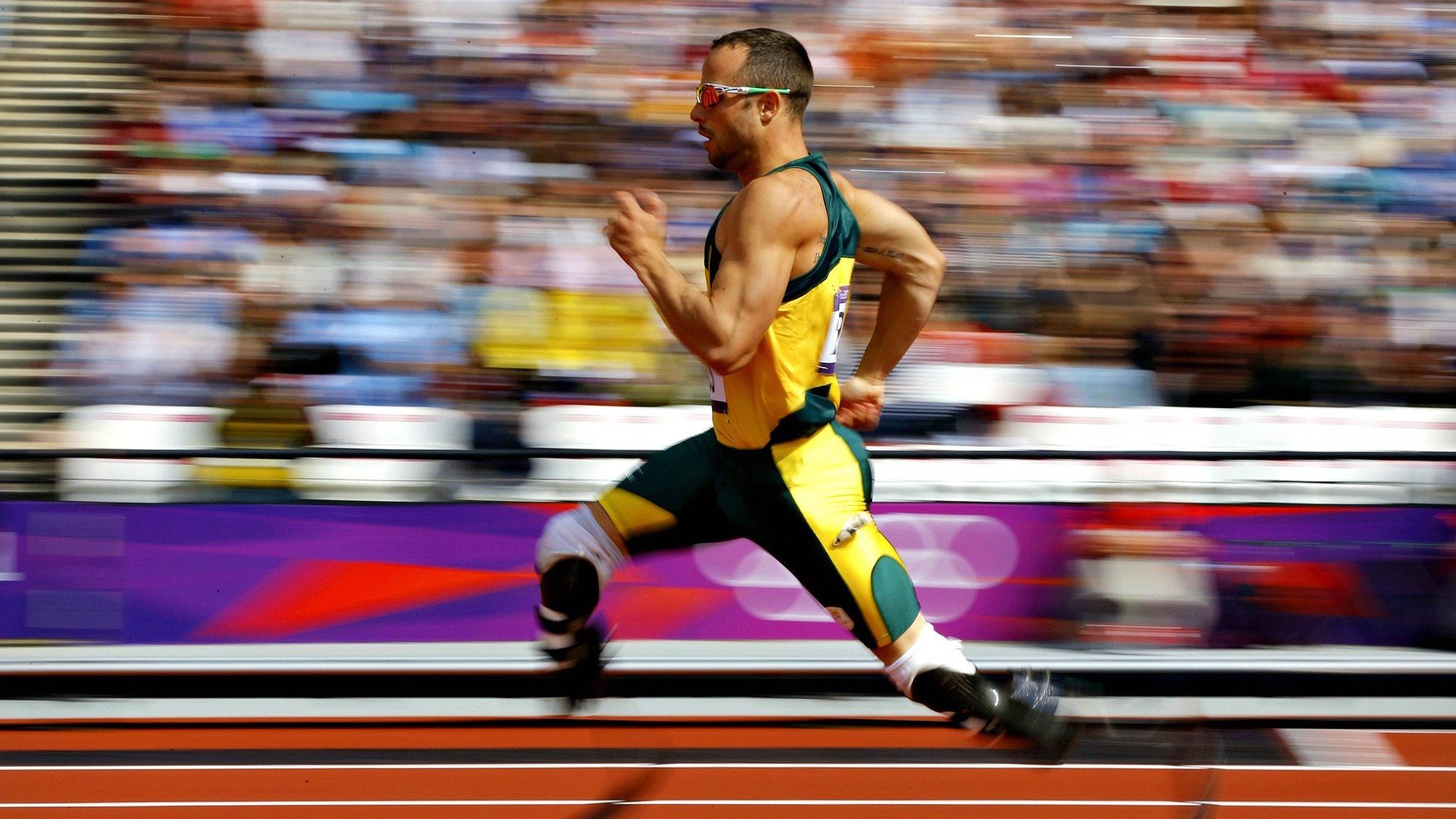 东决关键战之夜，当克莱的三分雨浇灭质疑，他站成了金州最沉默的灯塔